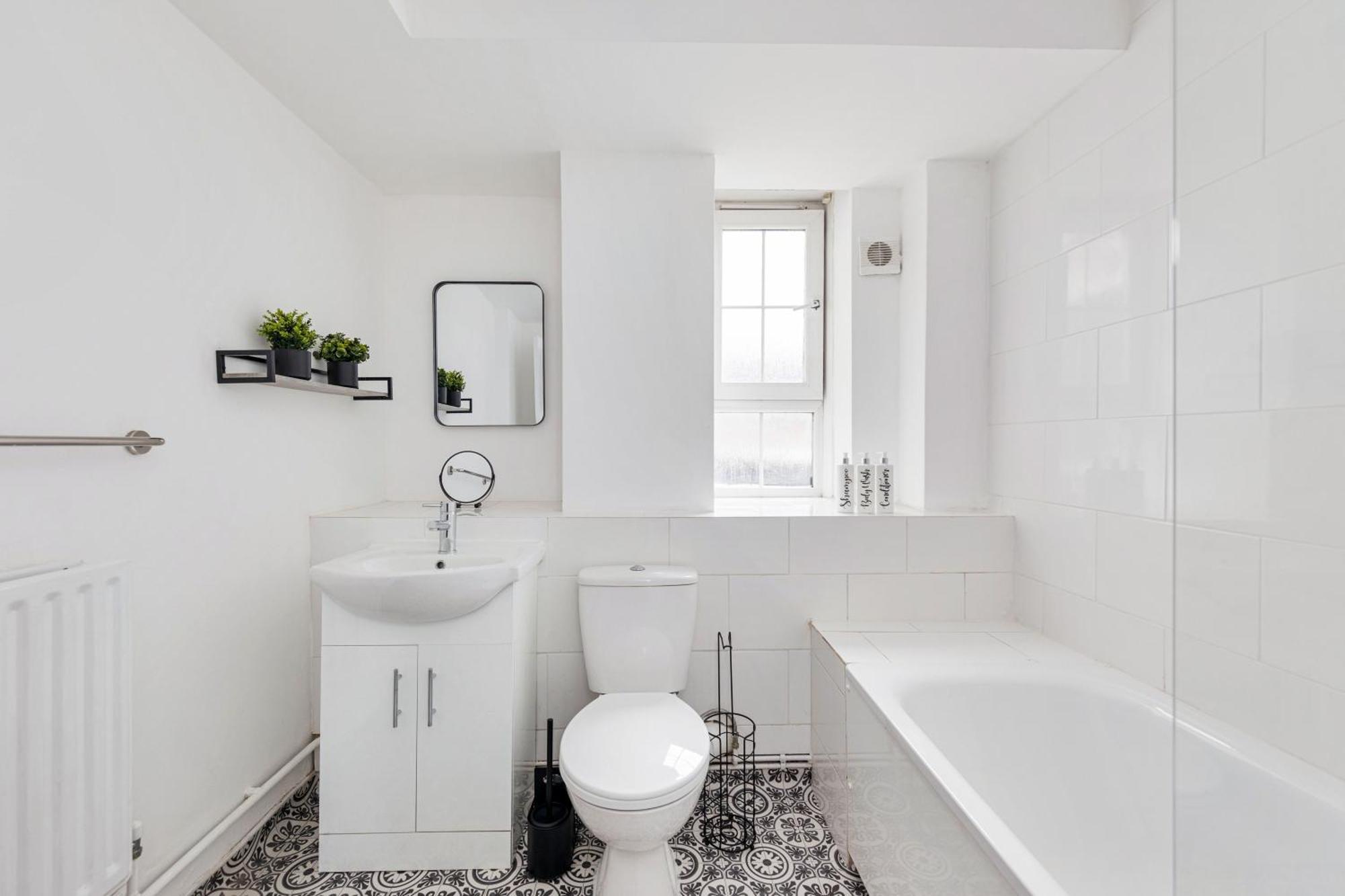 Sleek Shoreditch Hideout - 2 Bed Gem With Balcony In Central Londen Buitenkant foto