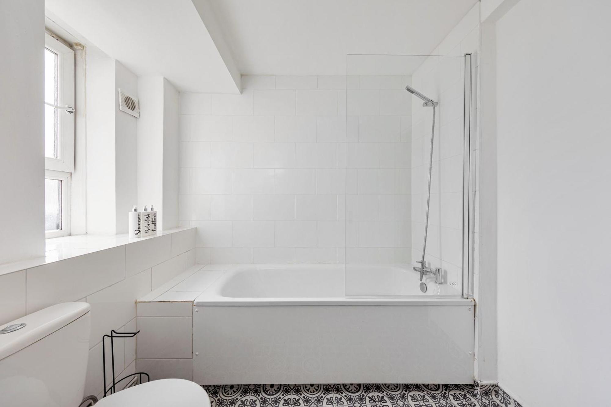 Sleek Shoreditch Hideout - 2 Bed Gem With Balcony In Central Londen Buitenkant foto